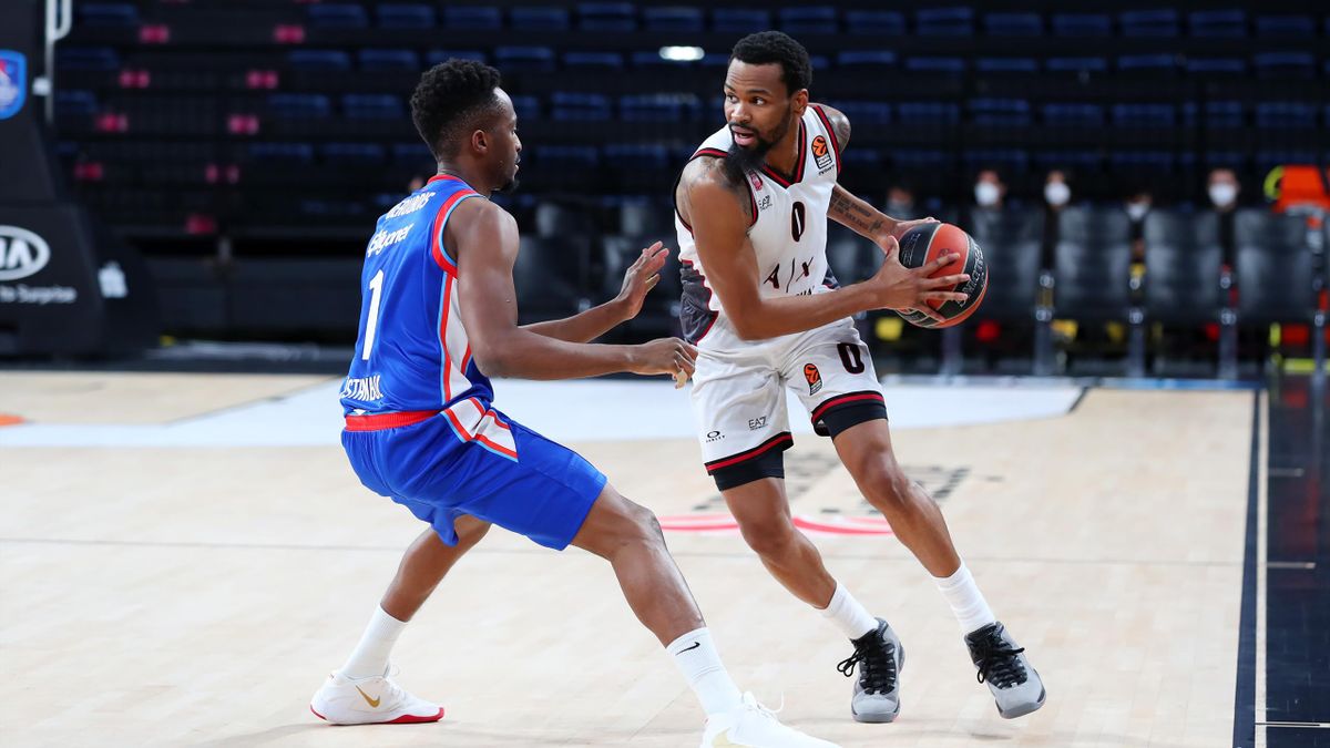 Kevin Punter, #00 of AX Armani Exchange Milan competes with Rodrigue Beaubois, #1 of Anadolu Efes Istanbul during the 2020/2021 Turkish Airlines EuroLeague Regular Season Round 15 match between Anadolu Efes Istanbul and AX Armani Exchange Milan at Sinan E