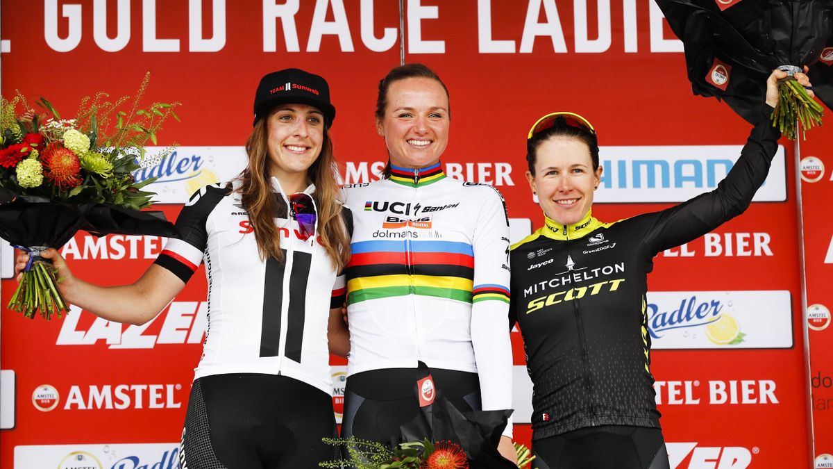 Podium Amstel Gold Race met Lucinda Brand, Chantal Blaak en Amanda Pratt
