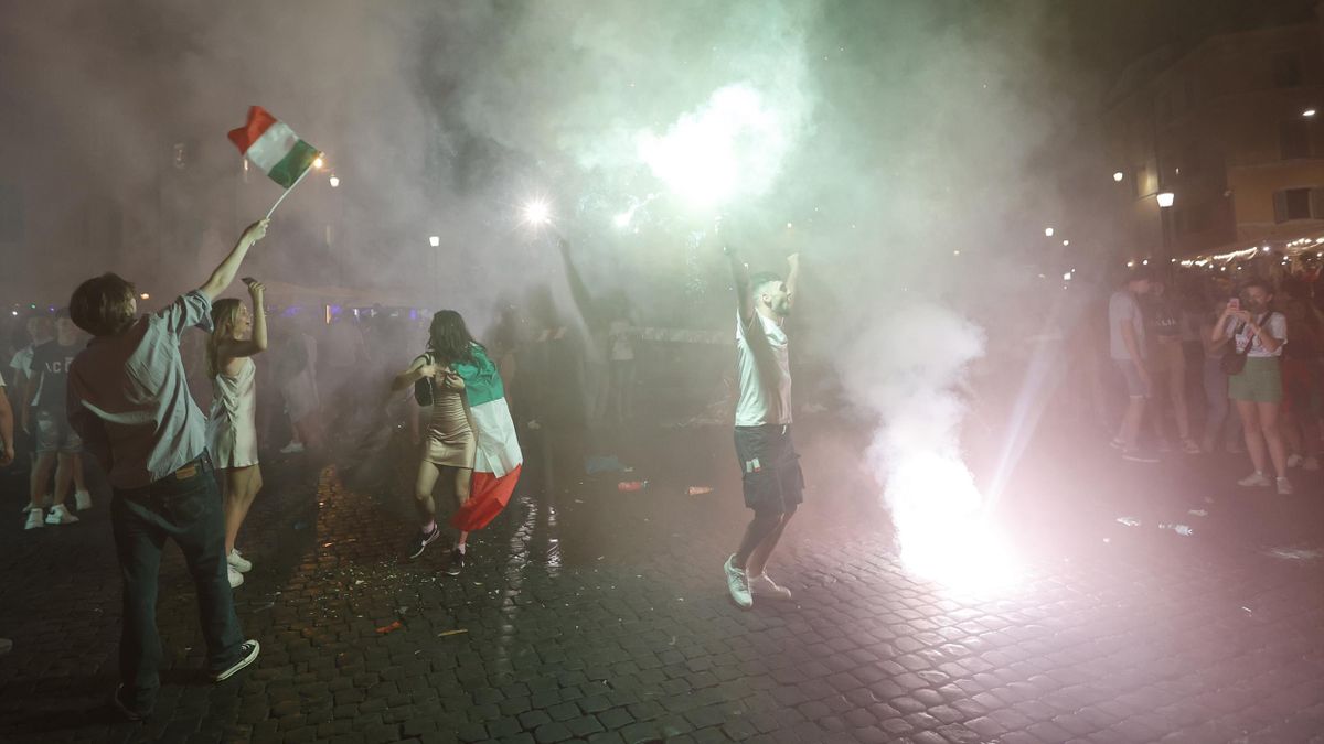 Fanii Italiei sărbătoresc pe străzi succesul Squadrei Azzurra la EURO 2020