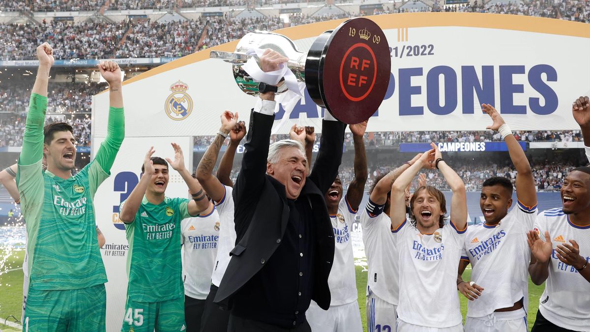Carlo Ancelotti stemmt den spanischen Meisterpokal in die Höhe