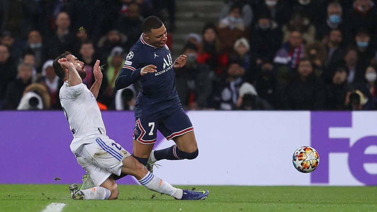 L'intervento di Carvajal su Mbappé con Orsato che concede un penalty al PSG durante il match contro il Real Madrid - Champions League 2021/2022