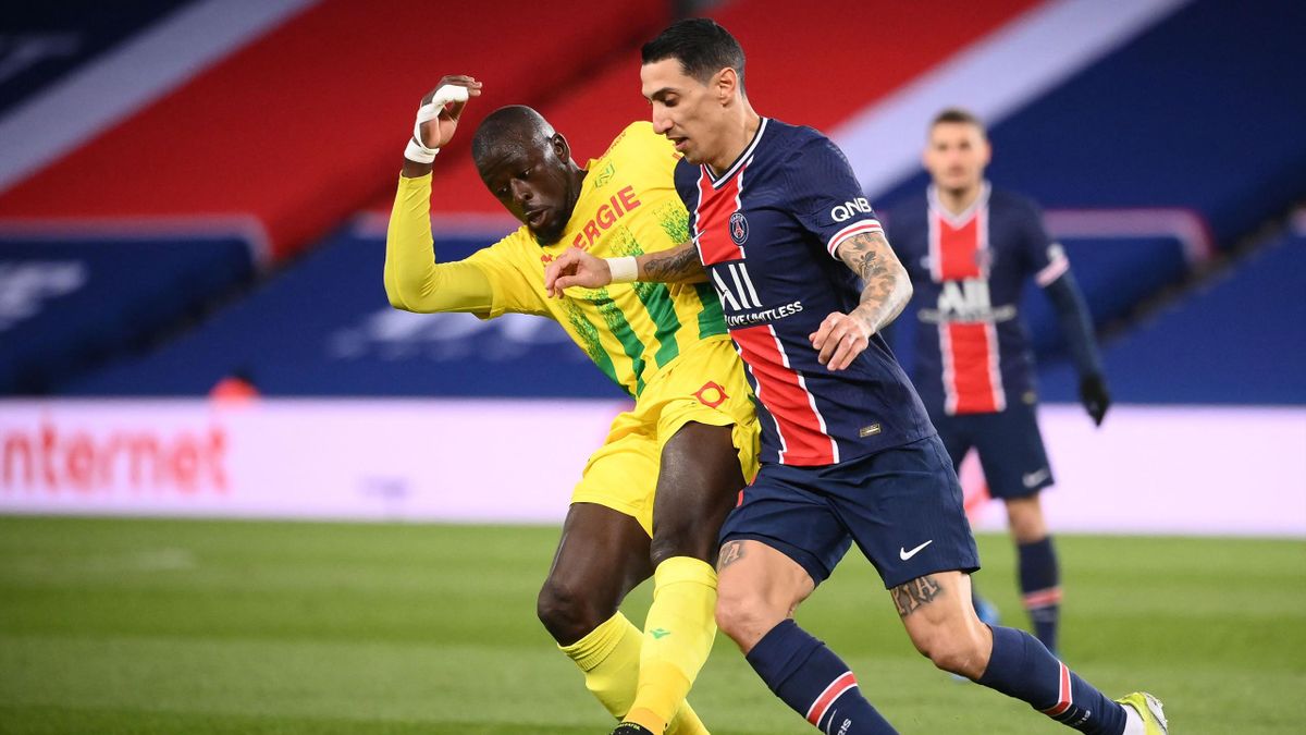 Nantes' French midfielder Abdoulaye Toure (L) fights for the ball with Paris Saint-Germain's Argentinian midfielder Angel Di Maria