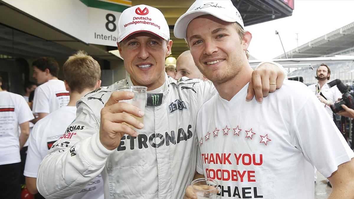 Michael Schumacher und Nico Rosberg nach dem letzten Rennen von Schumi
