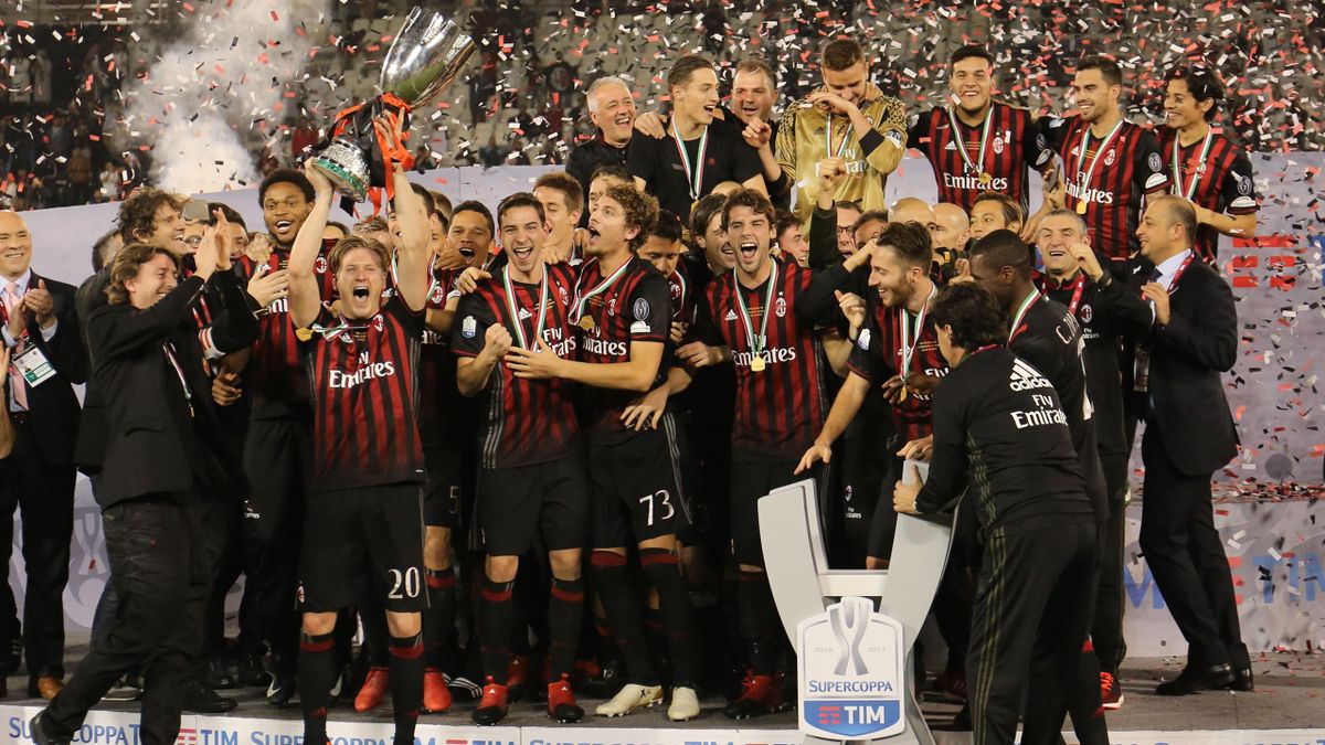Les joueurs de l'AC Milan soulèvent le trophée de la Supercoupe d'Italie à Doha après leur succès contre la Juventus