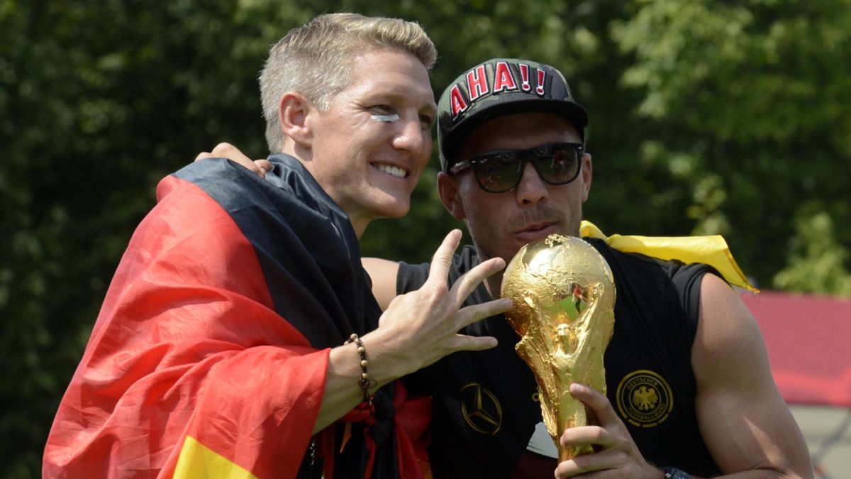 Lukas Podolski verneigt sich vor Bastian Schweinsteiger ...
