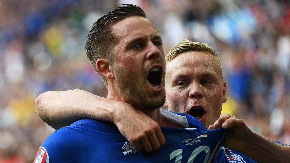 Iceland's midfielder Gylfi Sigurdsson (L) celebrates after scoring his team's first goal