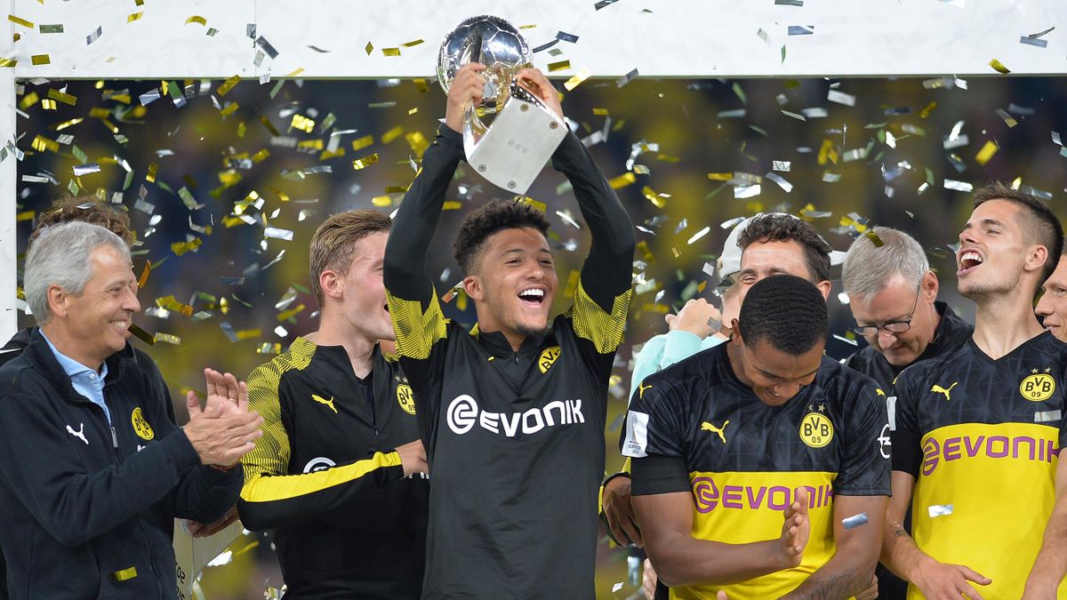 Jadon Sancho (Dortmund) soulève le trophée de la Supercoupe d'Allemagne 2019