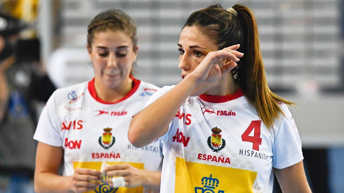 La española Carmen Martin Berenguer lamenta la derrota de su equipo al termino de un partido del Campeonato Mundial de Balonmano Femenino disputado entre España y Noruega