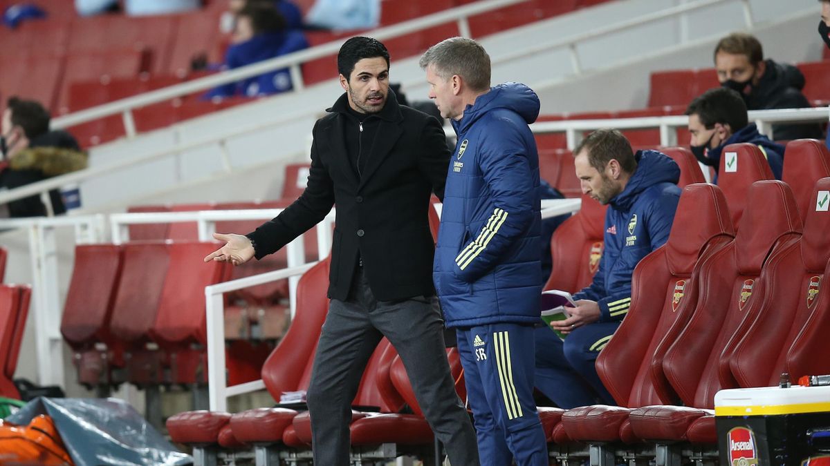 Arsenal manager Mikel Arteta speaks with Steve Round during the Premier League match between Arsenal and Chelsea at Emirates Stadium