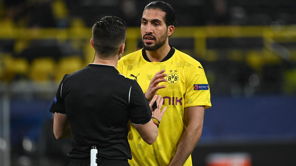 Emre Can (Borussia Dortmund) beschwert sich bei Schiedsrichter Carlos del Cerro Grande