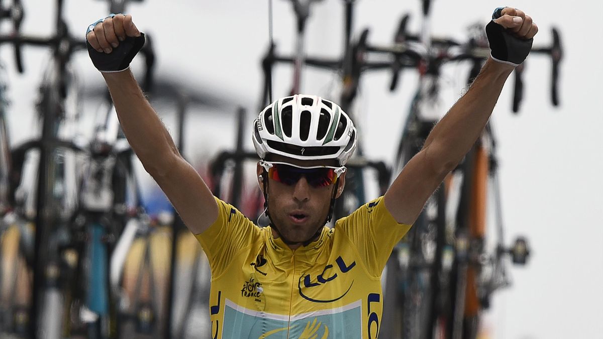 Vincenzo Nibali (Astana) exulte après sa victoire lors de la 18e étape du Tour de France