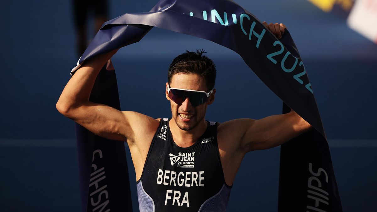 Léo Bergère coupe la ligne d'arrivée des Championnats d'Europe de triathlon de Munich en tête, le 13/08/2022