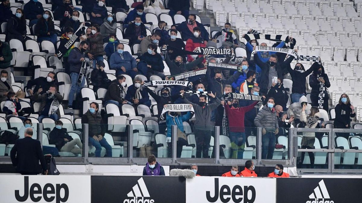 I tifosi presenti all'Allianz Stadium per Juventus-Verona (Serie A 2020-21)