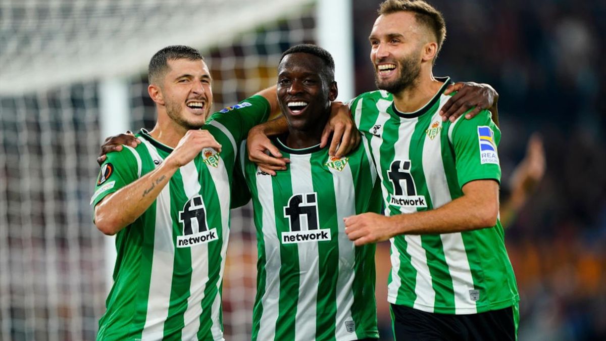 Luiz Henrique of Real Betis (C)celebrate after scoring a goal with Guido Rodriguez of Real Betis (L) and German Pezzella of Real Betis (R) during the UEFA Europa League group C match between AS Roma and Real Betis at Stadio Olimpico