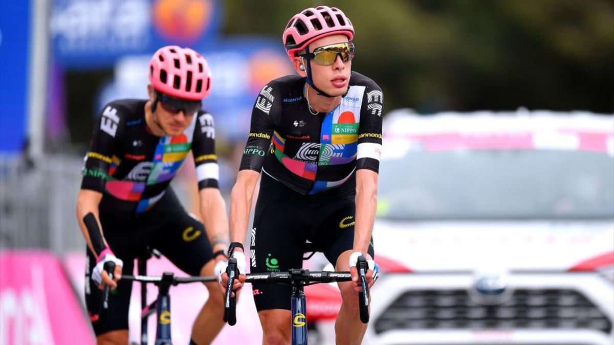 Hugh Carthy arriva in ritardo sul traguardo di Termoli - Giro d'Italia 2021