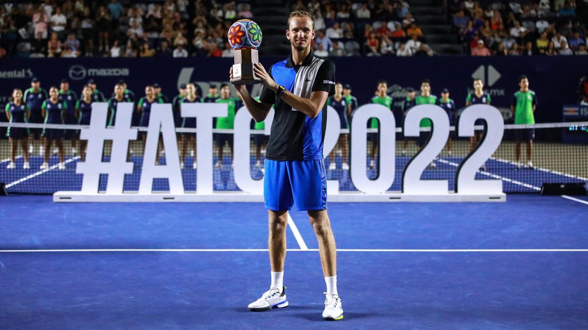Daniil Medvedev posa con el trofeo de campeón en Los Cabos