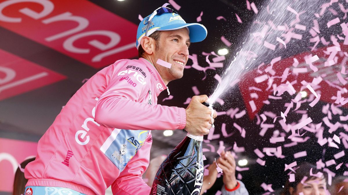 Vincenzo Nibali in maglia rosa - 2016