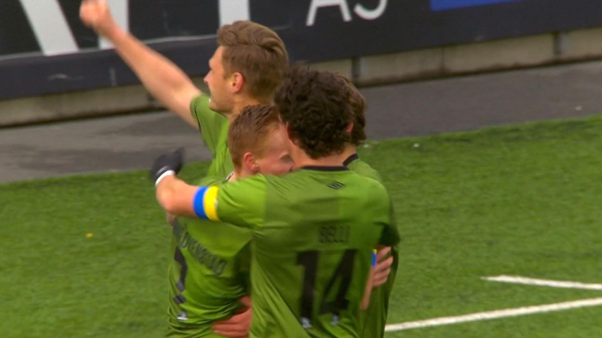 De grønnkledde Mjøndalen-spillerne jubler for Martin Rønning Ovenstads scoring mot Kongsvinger.