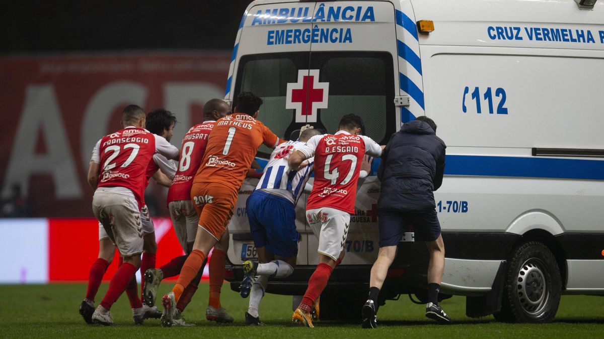 skoraya pomosh vyehala na pole i