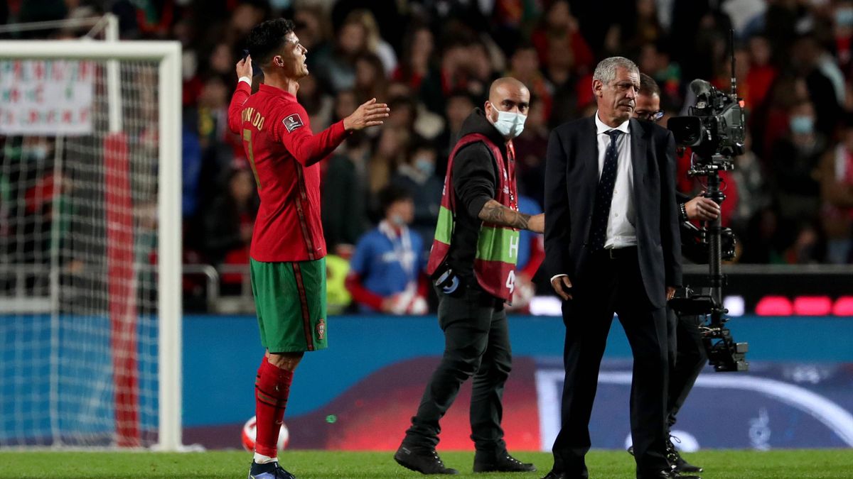 Portugal v Serbia - 2022 FIFA World Cup, WM, Weltmeisterschaft, Fussball Qualifier Portugal s forward Cristiano Ronaldo (L) reacts at the end of the FIFA World Cup Qatar 2022 qualification group A football match between Portugal and Serbia at the Luz stad