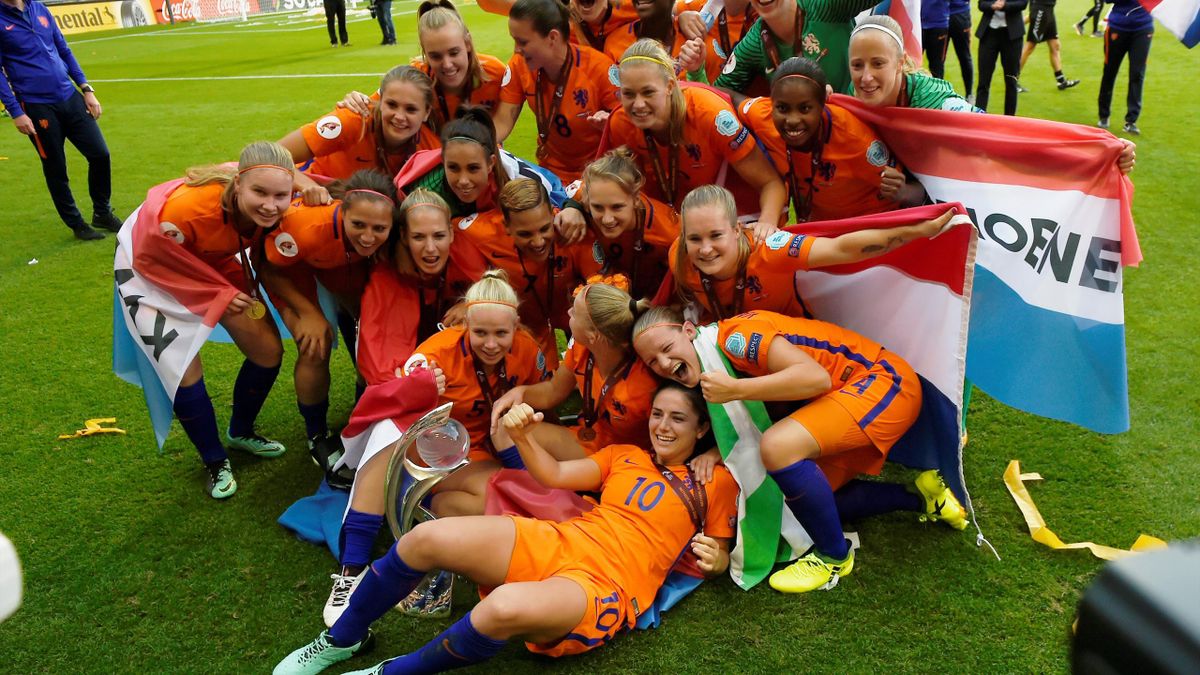 Netherlands' team players celebrate with the trophy after winning the UEFA Womens Euro 2017 football tournament final match between Netherlands and Denmark