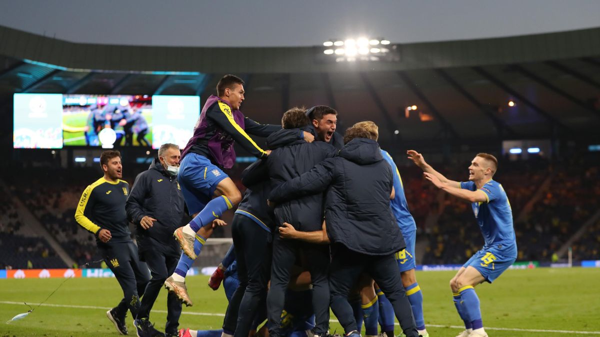 GLASGOW, SCOTLAND - JUNE 29: Artem Dovbyk of Ukraine (obscured) celebrates with team mates after scoring their side's second goal during the UEFA Euro 2020 Championship Round of 16 match between Sweden and Ukraine at Hampden Park on June 29, 2021 in Glasg