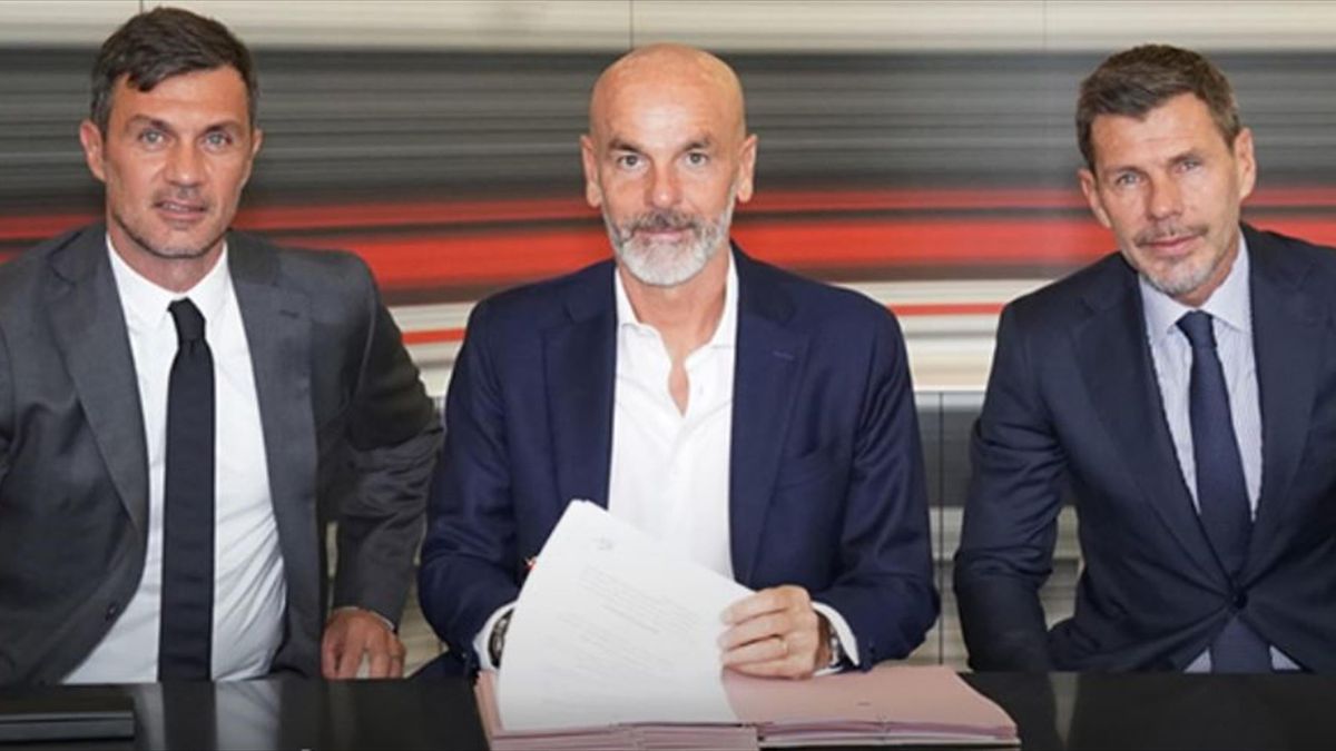 Stefano Pioli insieme a Paolo Maldini e Zvonimir Boban, Fonte AcMilan.com