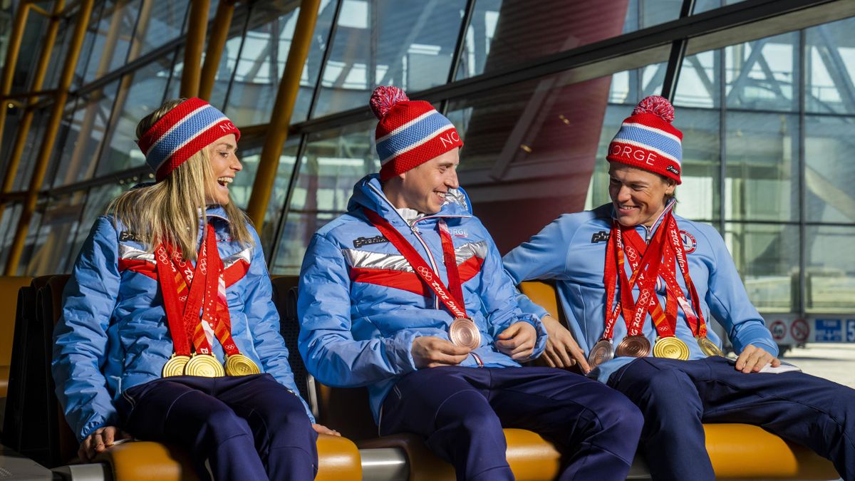 Therese Johaug, Simen Hegstad Krüger og Johannes Høsflot Klæbo fra Norge på flyplassen i Beijing før avreise til Norge etter vinter-OL i Beijing 2022.
