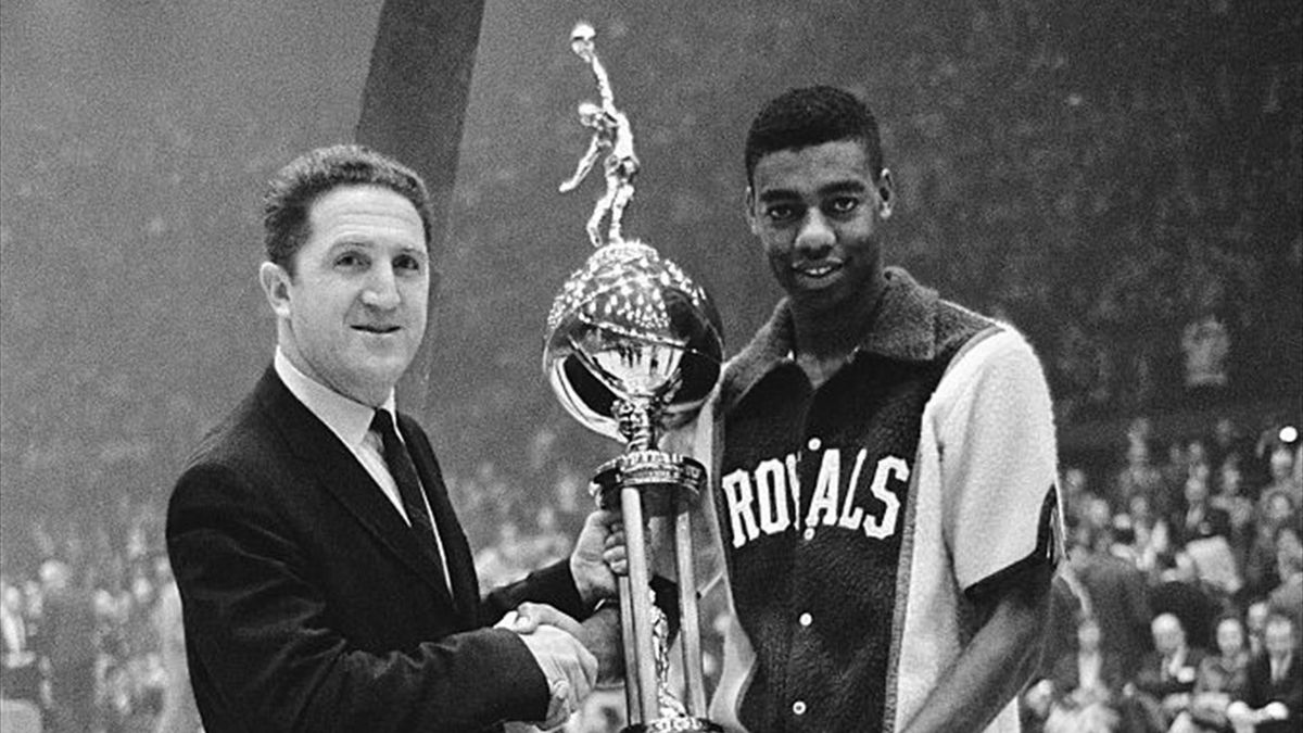 Oscar Robertson riceve il premio di MVP della NBA (1964).