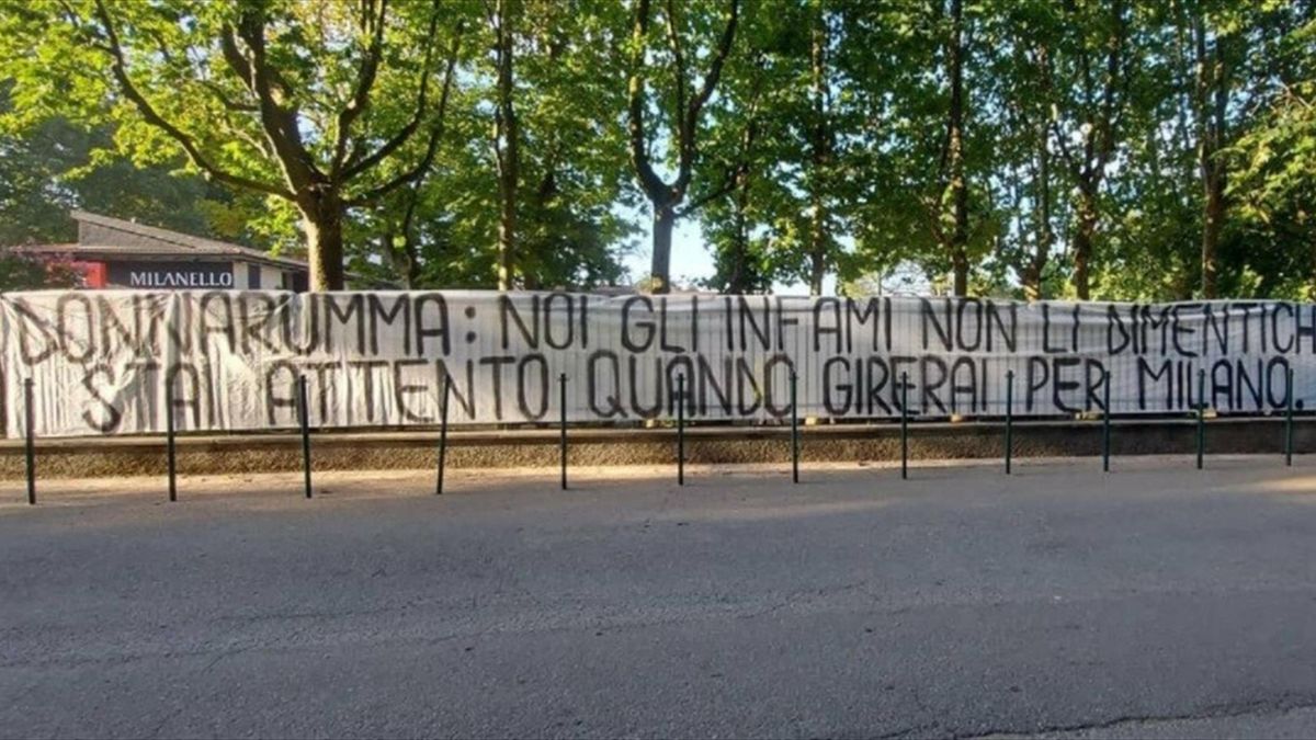 Lo striscione contro Gianluigi Donnarumma esposto dagi ultras fuori da Milanello - Foto Twitter