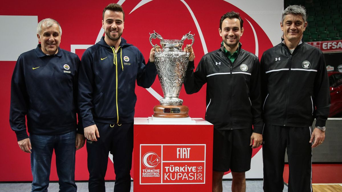 Fenerbahçe Başantrenörü Odradovic (sol1), takım kaptanı Melih Mahmutoğlu (sol2) ve Darrüşafaka Doğuş Başantrenörü Oktay Mahmuti (sağ1), takım kaptanı Ender Aslan (sağ2) şampiyonluk kupasının önünde hatıra fotoğrafı çektirdi.