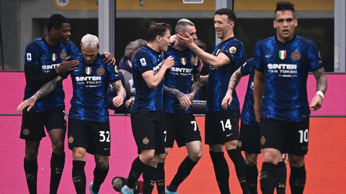 nter Milans midfielder Marcelo Brozovic from Croatia (C) is congratulated by teammates after scoring a goal during the Italian Serie A football match between Inter Milan and AS Roma at San Siro stadium in Milan on April 23, 2022.