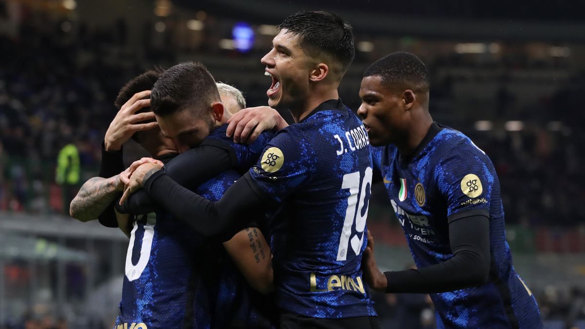 Roberto Gagliardini of FC Internazionale celebrates with team mates after scoring to give the side a 1-0 lead during the Serie A match between FC Internazionale and Spezia Calcio at Stadio Giuseppe Meazza on December 01, 2021 in Milan, Italy