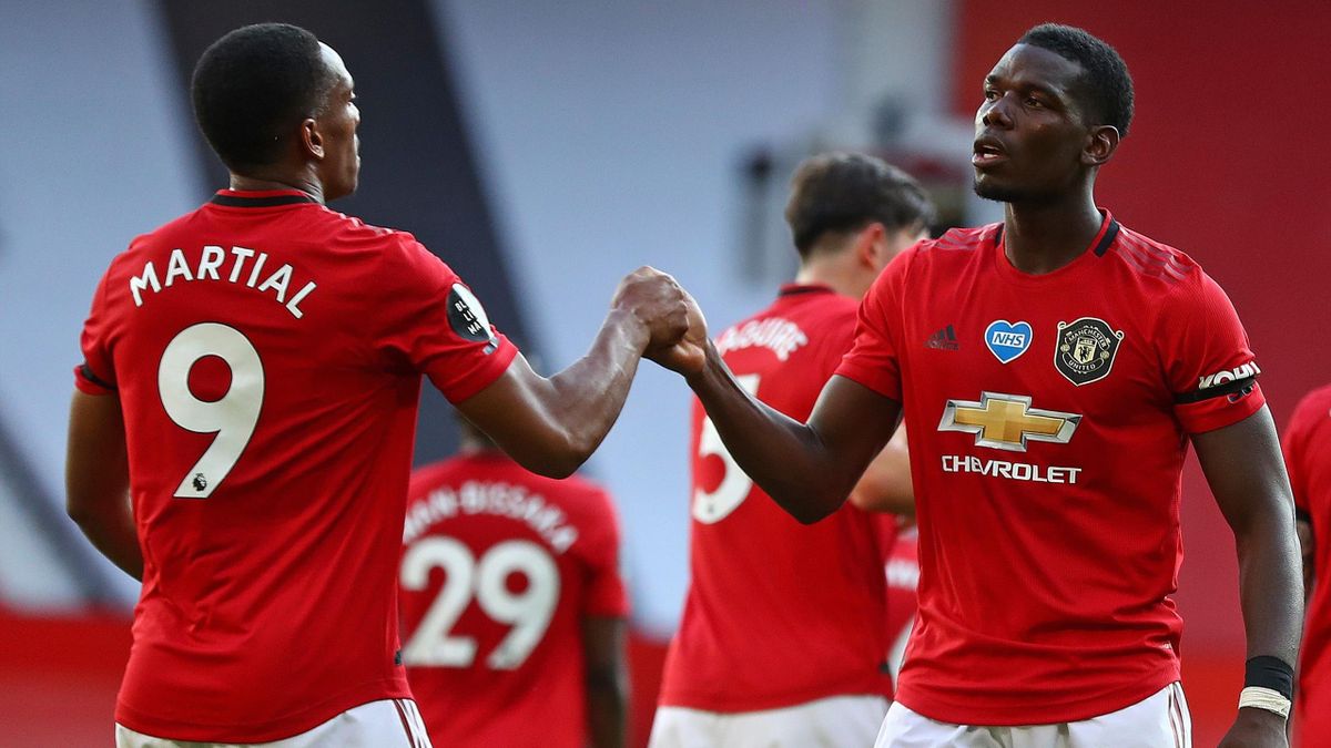 Anthony Martial și Paul Pogba se felicită după un gol reușit de Manchester United împotriva lui Sheffield