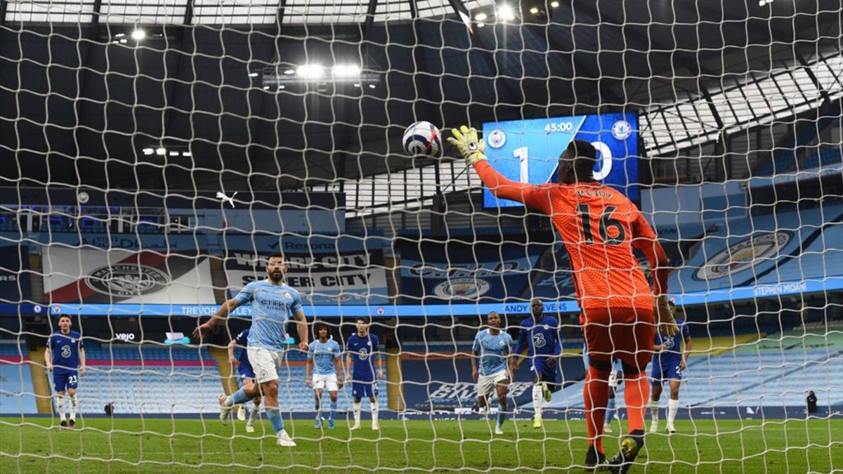 Aguero a încercat o scăriță din penalty la 1-0 pentru Manchester City, dar a ratat. Chelsea s-a impus cu 2-1 pe Etihad