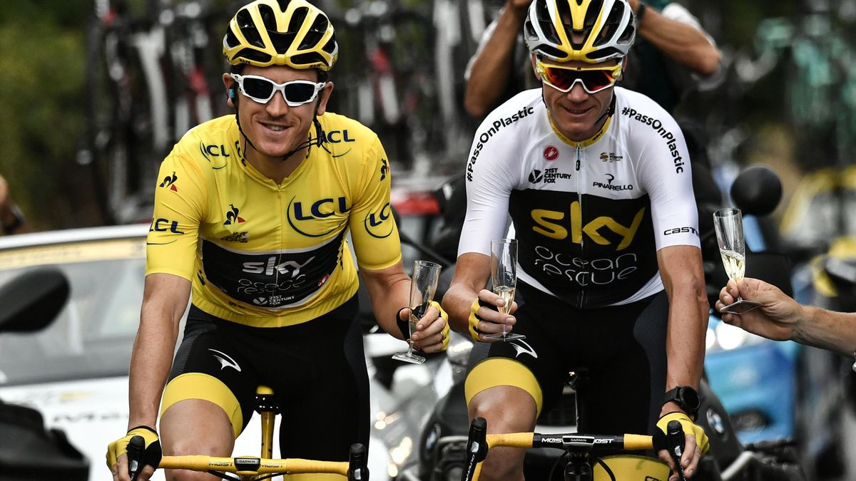 Geraint Thomas et Chris Froome (Sky) trinquent au départ de la dernière étape du Tour de France