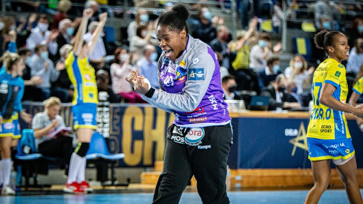 Très expressive sur le terrain, la gardienne de Metz handball Hatadou Sako dit avoir besoin de ce "partage d'énergie" (Crédits photo : Lucas Deslangles)
