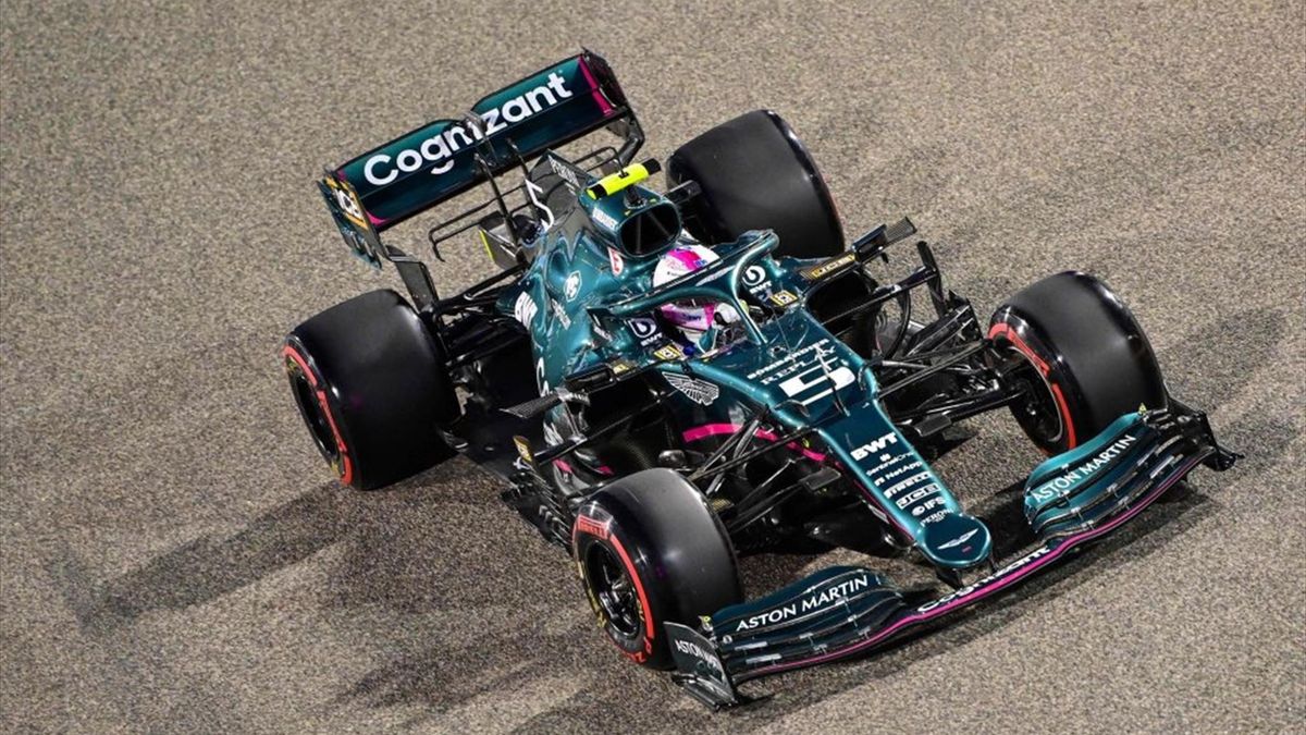 La Aston Martin di Sebastian Vettel durante le qualifiche del GP del Bahrain del Mondiale 2021 di Formula 1
