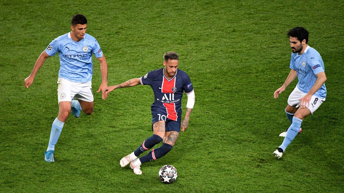 Neymar entre Rodri et Gundogan lors du match opposant le PSG à Manchester City, le 28 avril 2021, en Ligue des champions