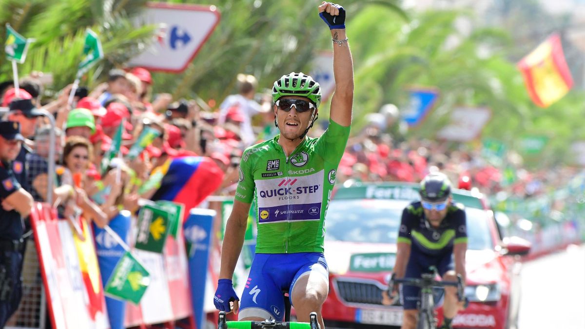 Matteo Trentin lève le poing après avoir remporté la 10e étape de la Vuelta.