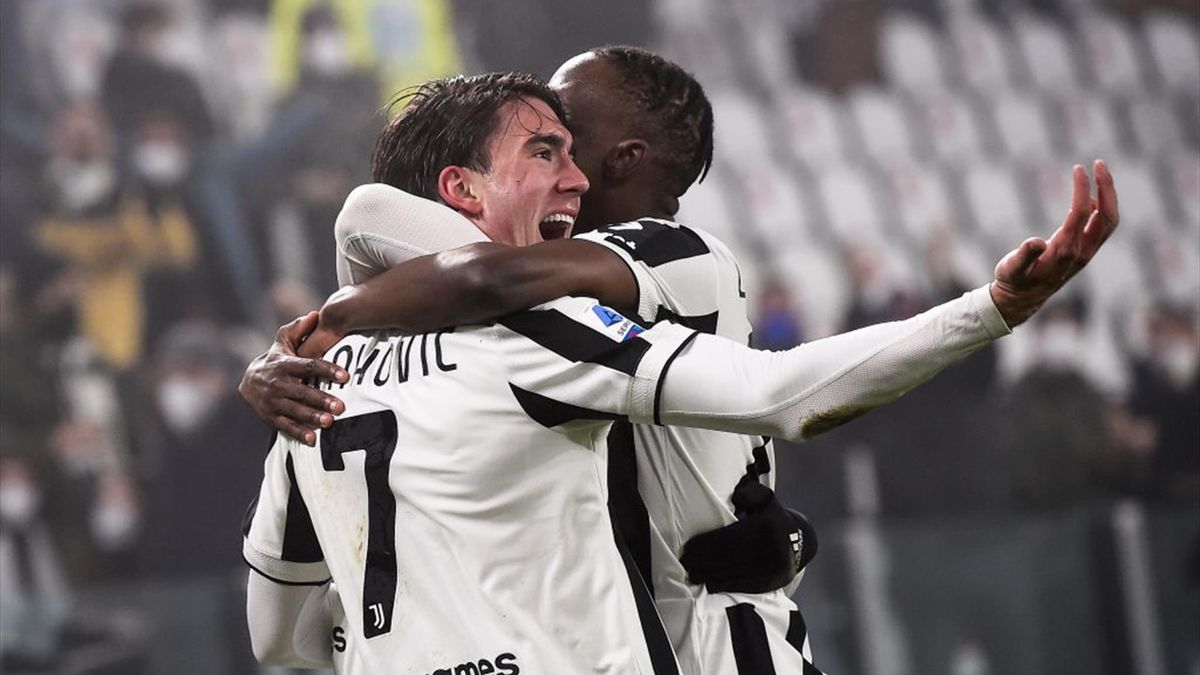 Vlahovic esulta con Zakaria per il gol in Juventus-Hellas Verona - Serie A 2021/2022