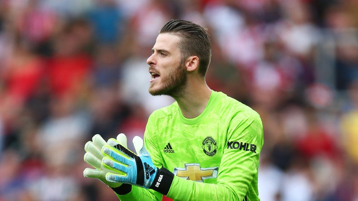 David De Gea of Manchester United gives his team instructions during the Premier League match between Southampton FC and Manchester United.