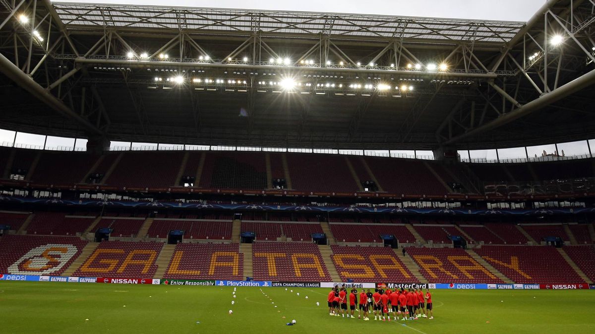 Istanbul Derby Galatasaray Gegen Fenerbahce Wegen Sicherheitsbedenken Abgesagt Eurosport