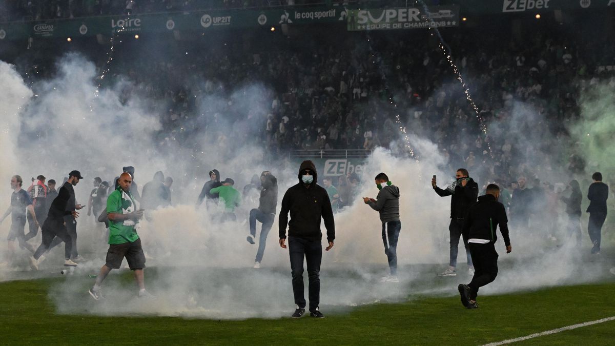 Certains supporters de Saint-Etienne ont franchi la limite dimanche après la relégation de leur club contre Auxerre