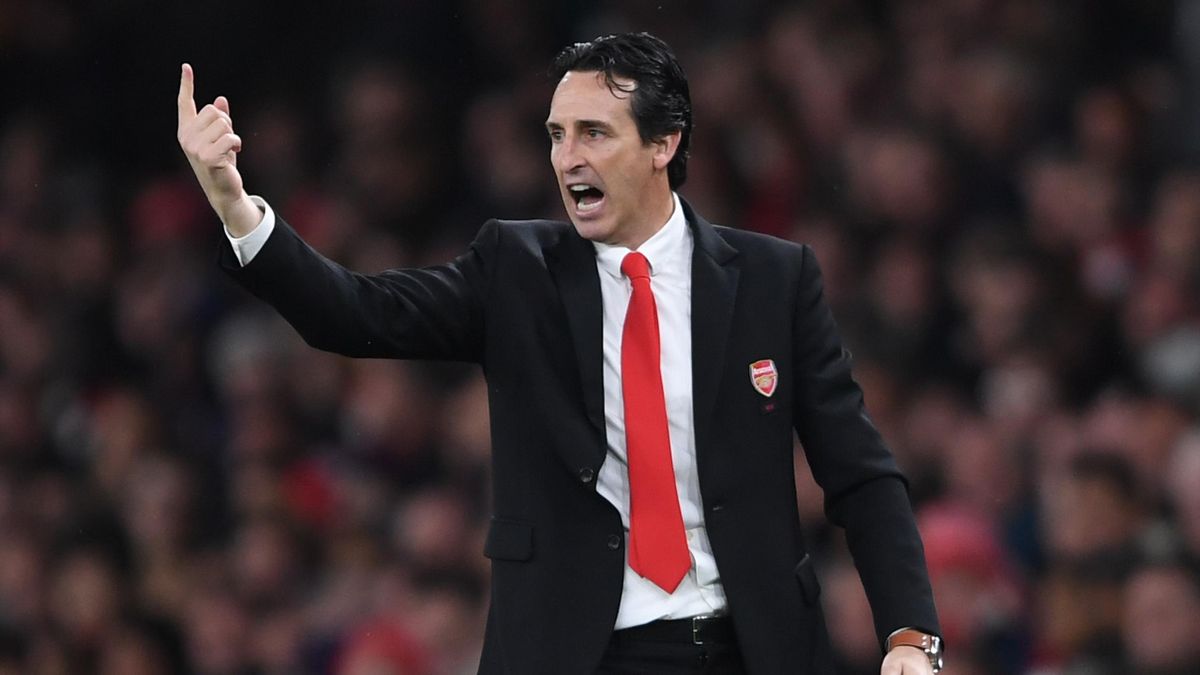Unai Emery, Manager of Arsenal gives his team instructions during the Premier League match against Southampton at Emirates Stadium on November 23, 2019 in London, United Kingdom.