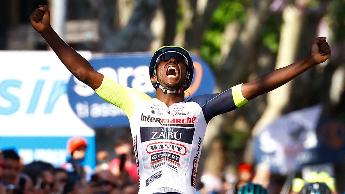 Girmay viert feest na zijn historische overwinning in de Giro d'Italia