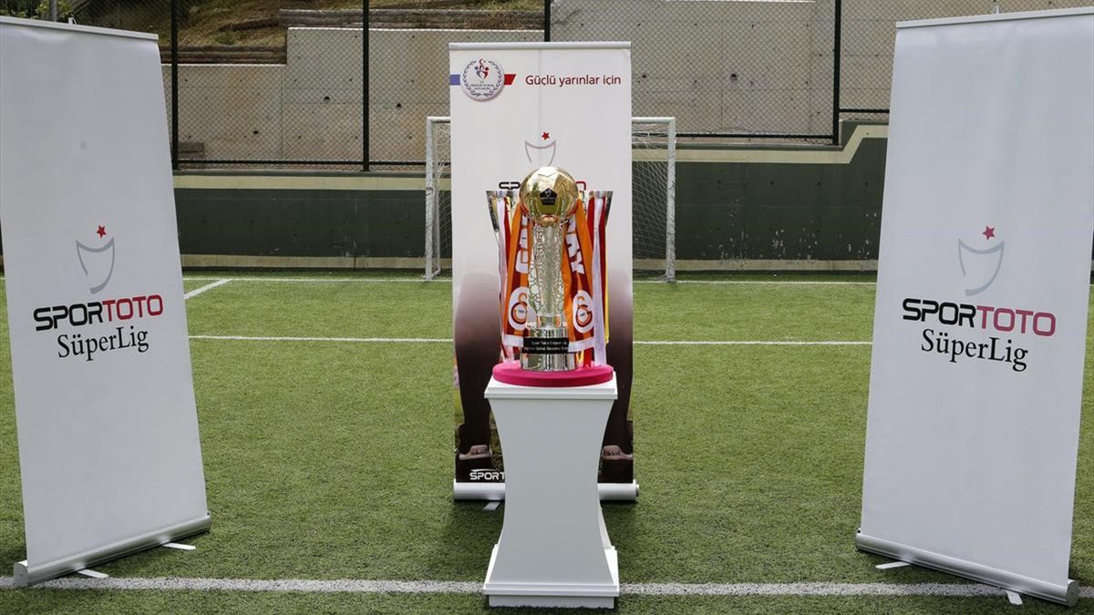 Galatasaray'ın kaldıracağı şampiyonluk kupası tanıtıldı ...