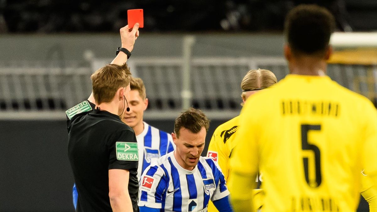 Hertha-Profi Vladimír Darida (Mitte) sieht die Rote Karte im Spiel gegen Borussia Dortmund