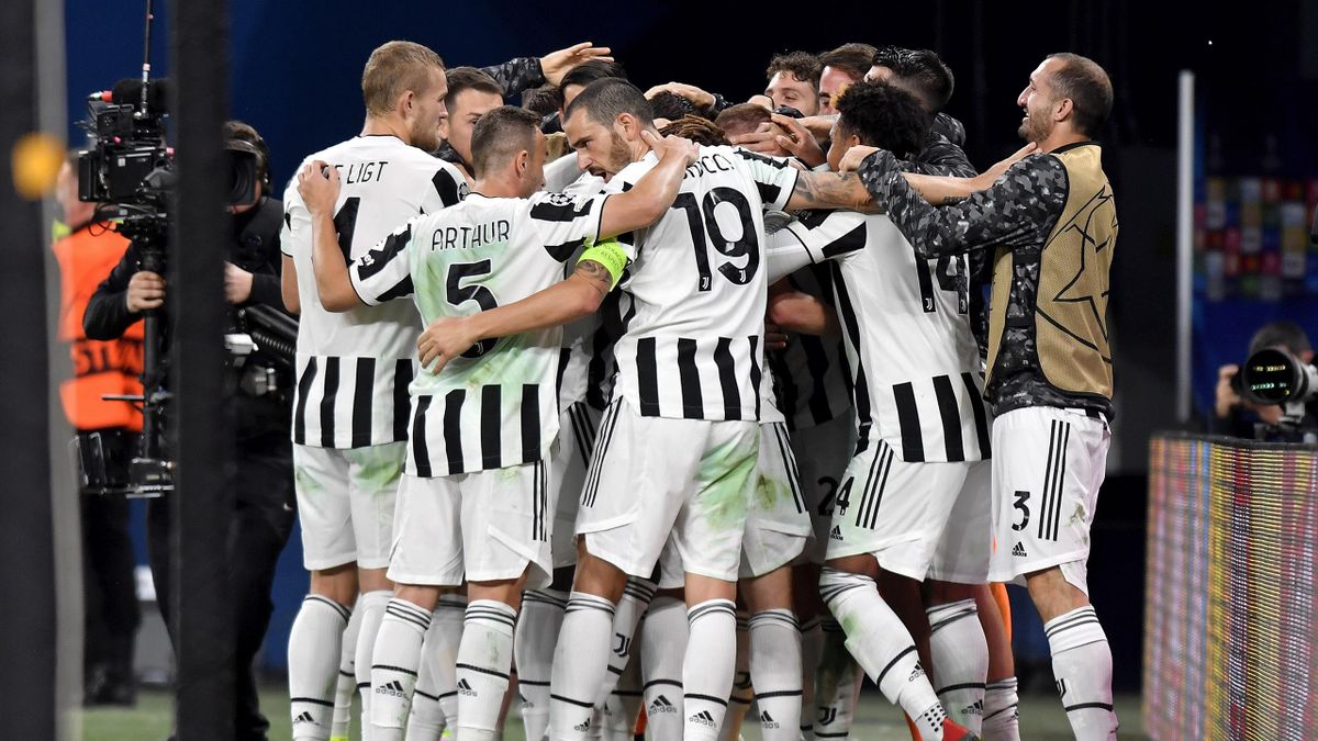 L'abbraccio collettivo dei giocatori della Juventus a Dejan Kulusevski, Juventus, Getty Images