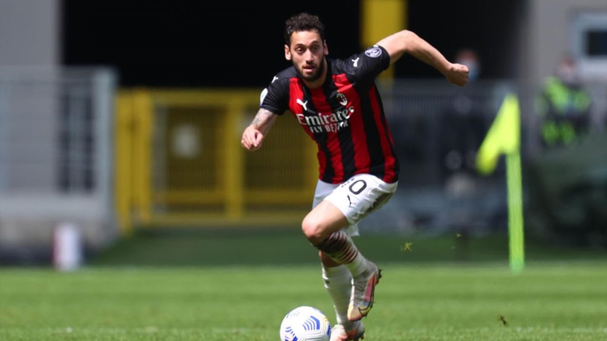 Hakan Calhanoglu in azione durante Milan-Genoa Serie A 2020-21